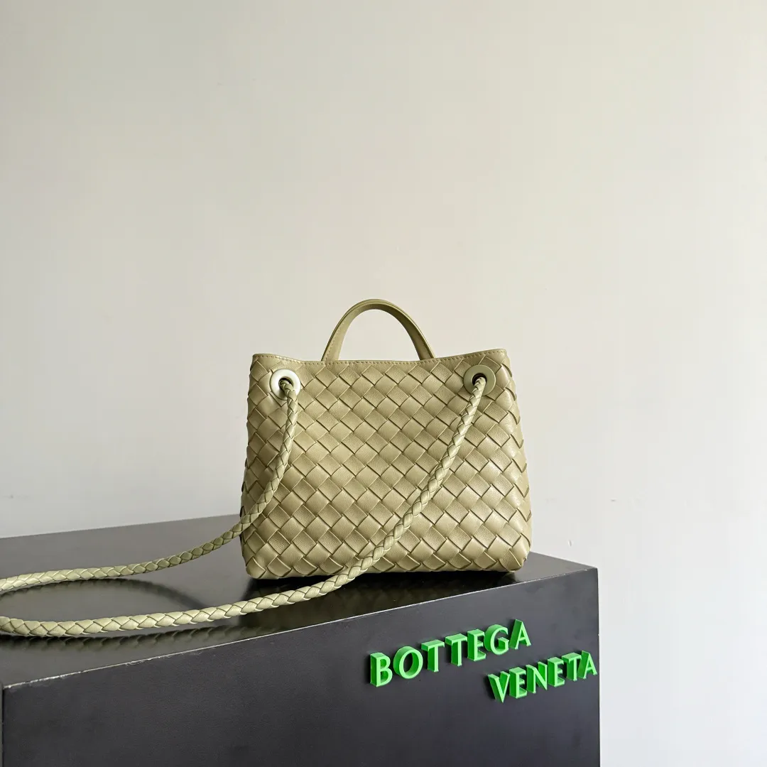 The new Andiamo batch of 3060 BV is shipped‼ ️The classic intercciato weaving process is used to create a soft bag, the metal knot is made of micro-cast aluminum using jewelry technology🪢, and the decorative beads are made of metal and hand-polished oak, allowing you to jump repeatedly between elegance and fun💃, making it unpredictable. Classic and versatile, it shows off your temperament, and the bag has a large capacity, making it very convenient for daily commuting! It has a variety of carrying methods, the shoulder straps can be adjusted by yourself, the original lambskin feels soft and delicate, and the unisex style breaks gender boundaries and brings a more practical and long-lasting use experience. The Andiamo, which has both elegant and casual styles, perfectly interprets the "fashionable old money style". Style No.: 743568+Wood Hardware Color: Travertine Green Size: 25*22*10.5cm